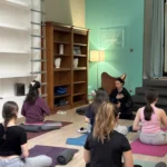 Yoga y arte: cómo reconectar con tu cuerpo y regular tus emociones